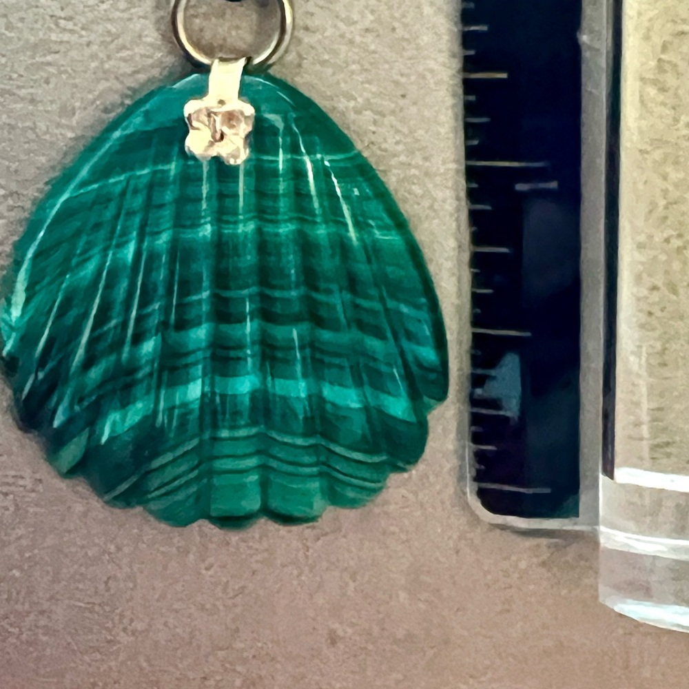 Scallop shell Malachite pendant. - Picture 4 of 6